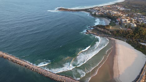 Turners-Beach-Y-Yamba-Beach-Con-La-Ciudad-Costera---El-Faro-De-Yamba-Proporciona-Luz-Para-El-Transporte-Marítimo-Local