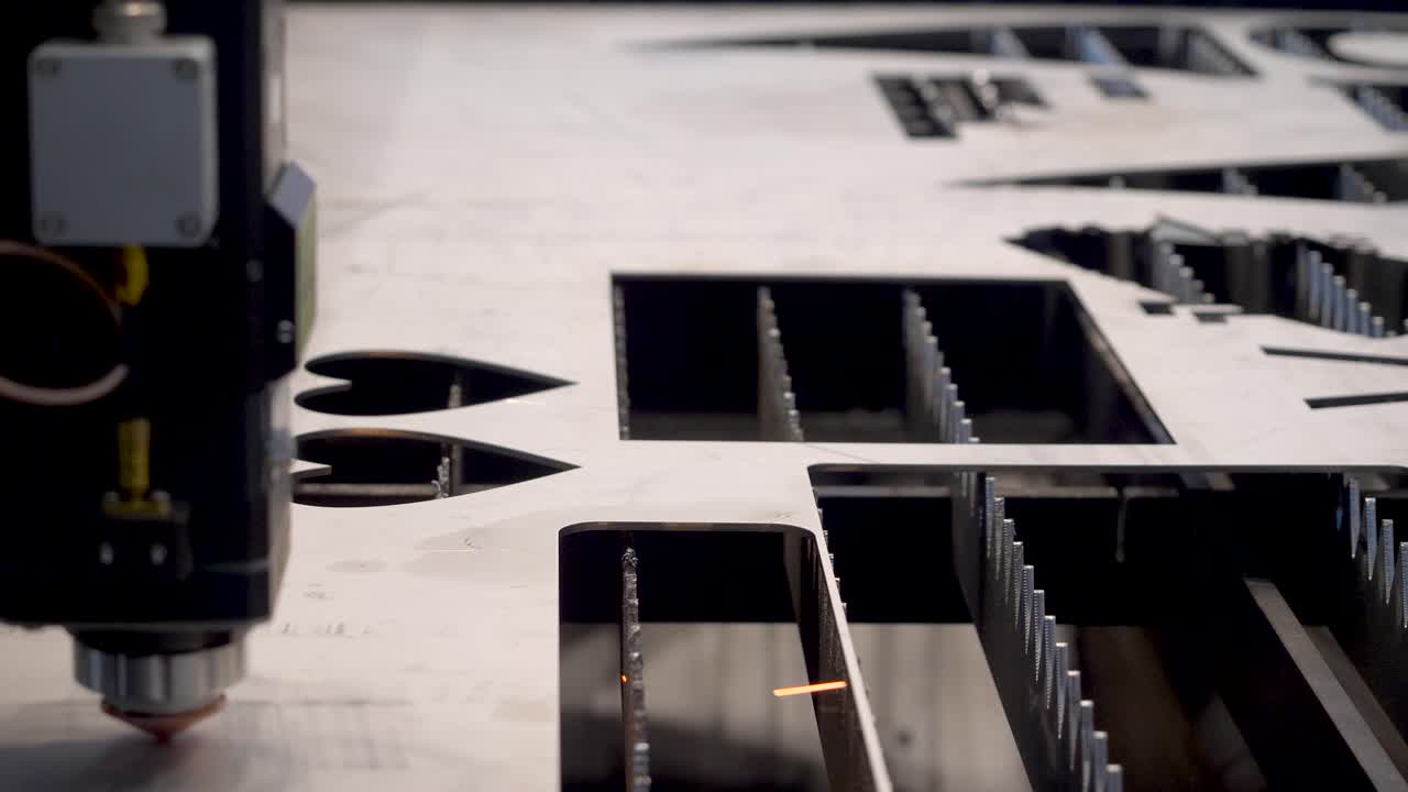 레이저 절단: 심장 모양의 금속 판