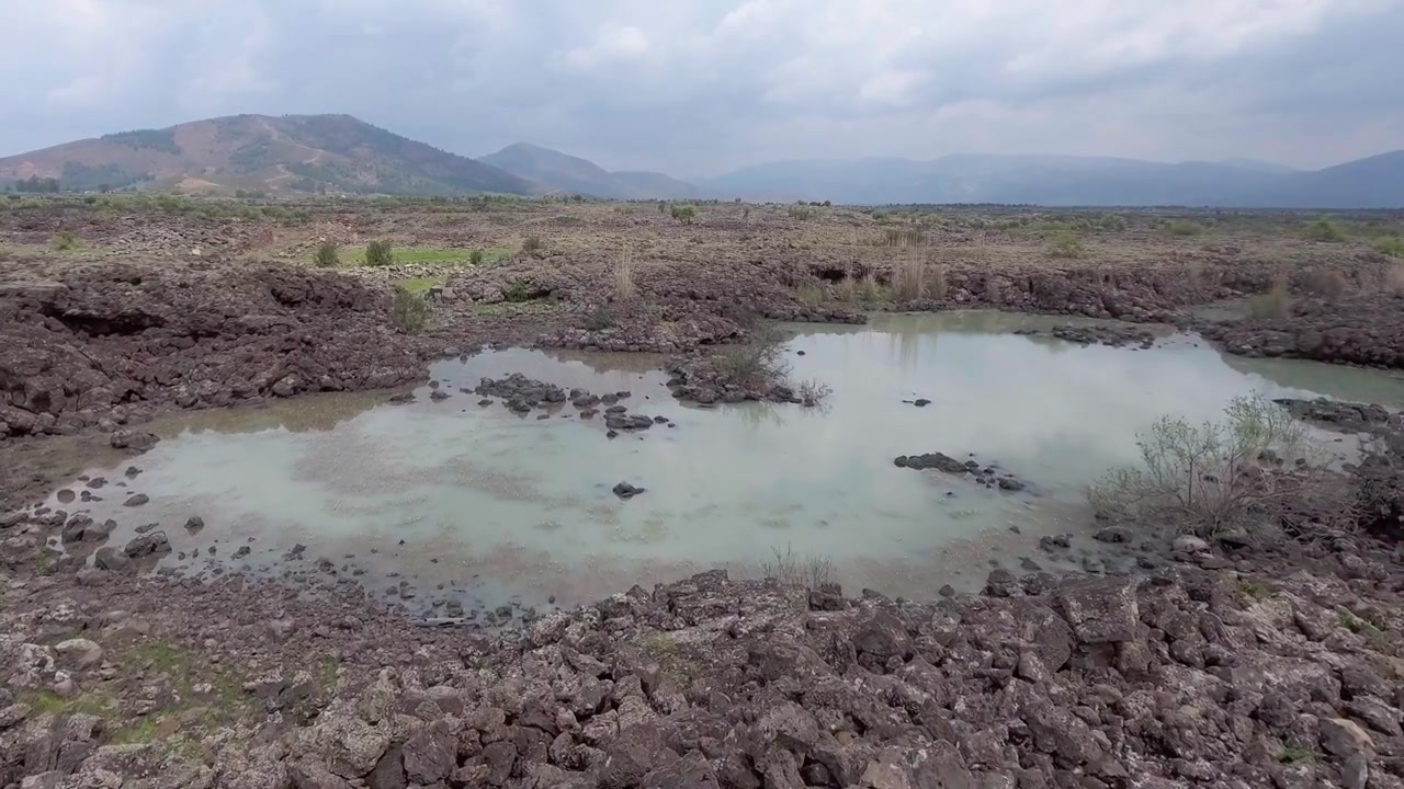 Vista Aérea de Paisagem Vulcânica com Pequena Lagoa