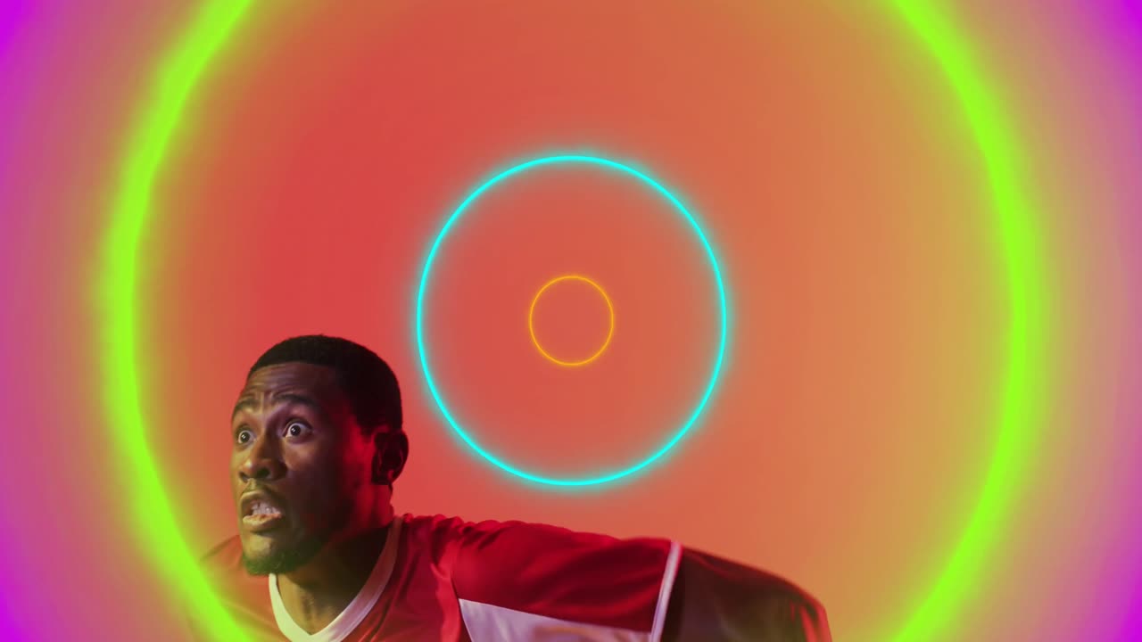 animazione di un giocatore di calcio maschio afroamericano sopra i cerchi