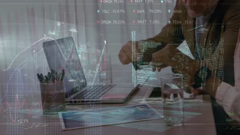 animación de datos financieros y gráficos sobre diversos empresarios que trabajan juntos en la oficina