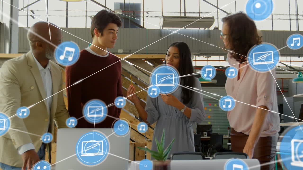 다양한 동료들이 사무실에서 함께 토론하는 디지털 아이콘 네트워크의 애니메이션