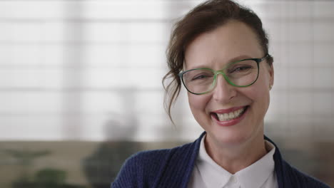 retrato de una mujer de negocios feliz, madura, ejecutiva, sonriente, alegre, disfrutando de una carrera exitosa, liderazgo, hito, mujer caucásica mayor con gafas.