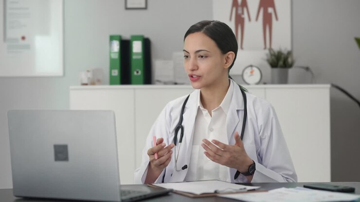 una mujer india feliz consultando a un paciente en una llamada de video