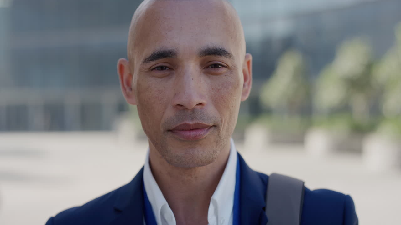 retrato de cerca hombre de negocios hispano confiado disfrutando de una carrera profesional empresario masculino exitoso en la ciudad en cámara lenta