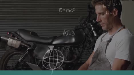 hombre en computadora portátil sobre motocicleta y ecuaciones matemáticas.