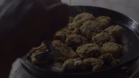 Mujeres-Indias-Volteando-A-Mano-Langostinos-Crudos-Fritos-En-Aceite-De-Sartén-Caliente-Negro