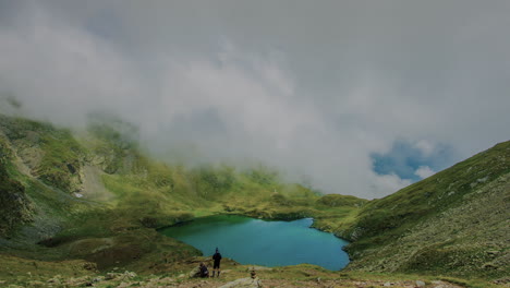 Bewölkter-Sommertag-Im-Zeitraffer-Mit-Blick-Auf-Einen-Gletschersee