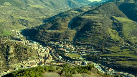 Vista-Aérea-De-La-Ciudad-En-Las-Montañas-De-Los-Pirineos