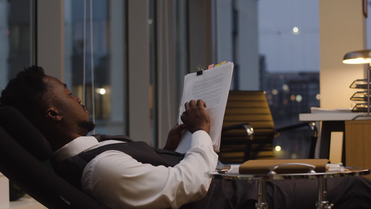 hombre trabajando hasta tarde