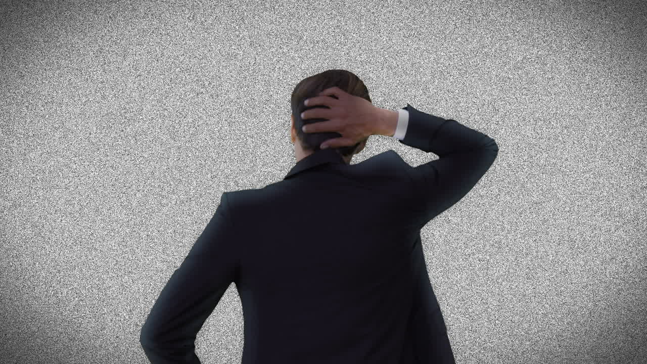 정적 tv를 보는 사업가