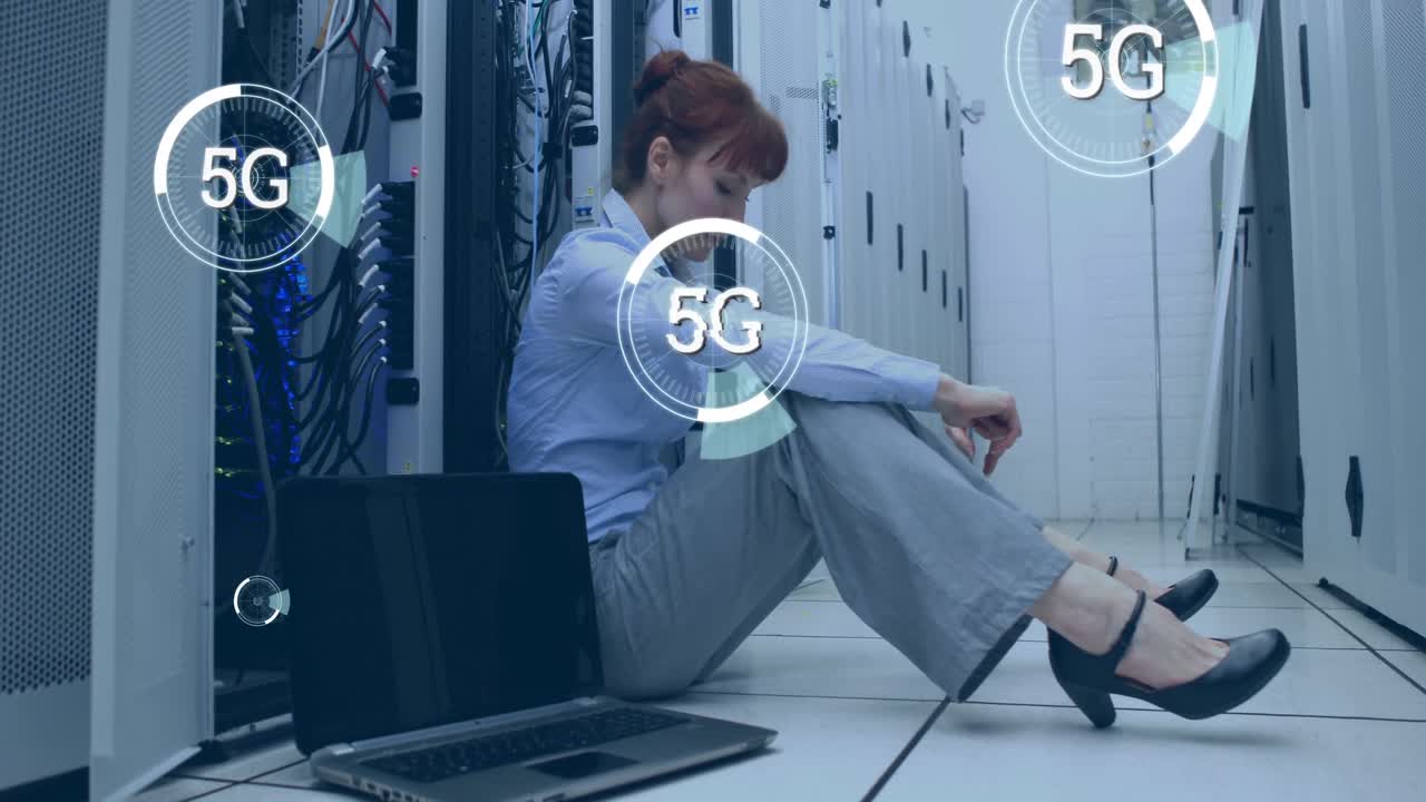5g escrito en el medio de un círculo futurista y una mujer sentada en un pasillo 4k