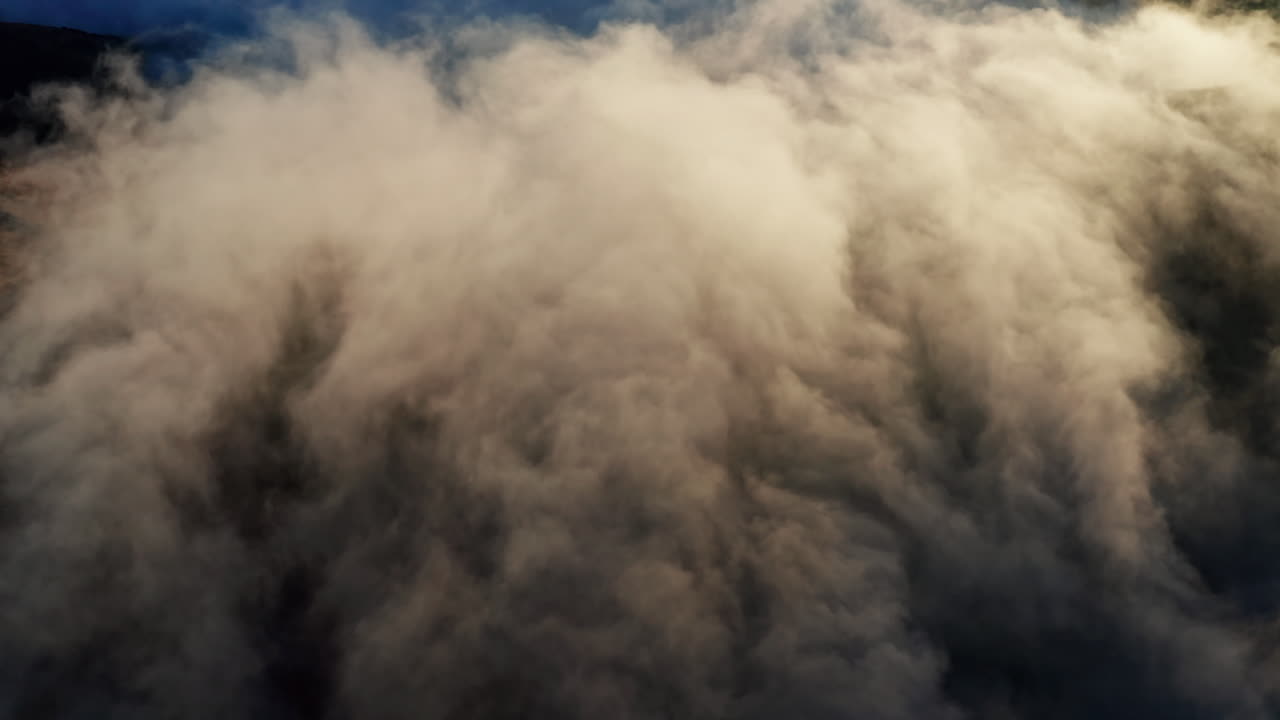 nubes de humo contra un cielo azul, una escena dinámica y dramática