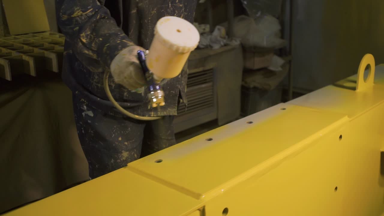 pintar una estructura metálica con una pistola de pulverización