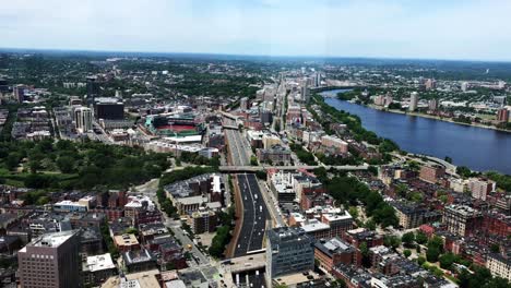 Mit-Blick-Auf-Das-Baseballstadion-Boston-Fenway-Park-Mit-Fenway-Kenmore-Und-Dem-Viertel-Back-Bay