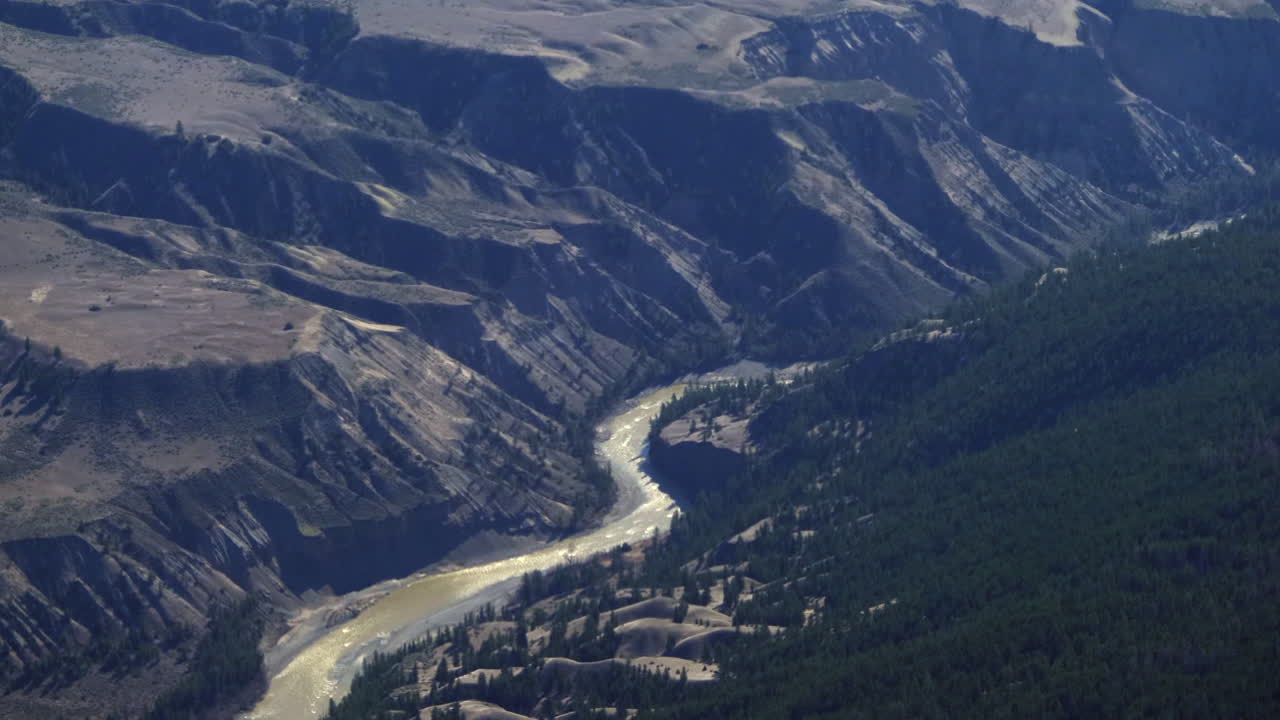 vista aérea del río fraser con paisaje de cordillera durante el día desde un avión en columbia británica, canadá