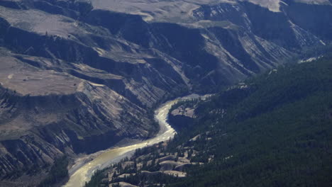 Vista-Aérea-Del-Río-Fraser-Con-Paisaje-Montañoso-Durante-El-Día-Desde-Un-Avión-En-Columbia-Británica,-Canadá