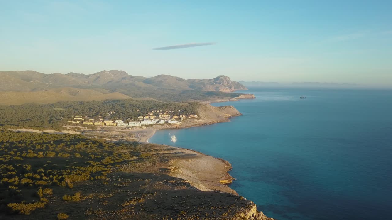 paisaje majestuoso, mañanas en mallorca - imágenes aéreas de 4k de la costa en el norte de mallorca - playa cala mesquida - isla tropical española islas baleares - mar mediterráneo tranquilo