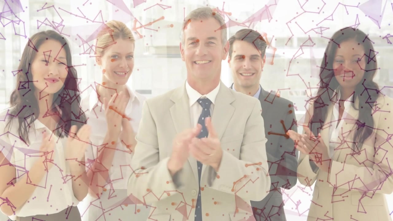 Team aziendale applaude il successo mentre un overlay di rete scorre in uno spazio ufficio.