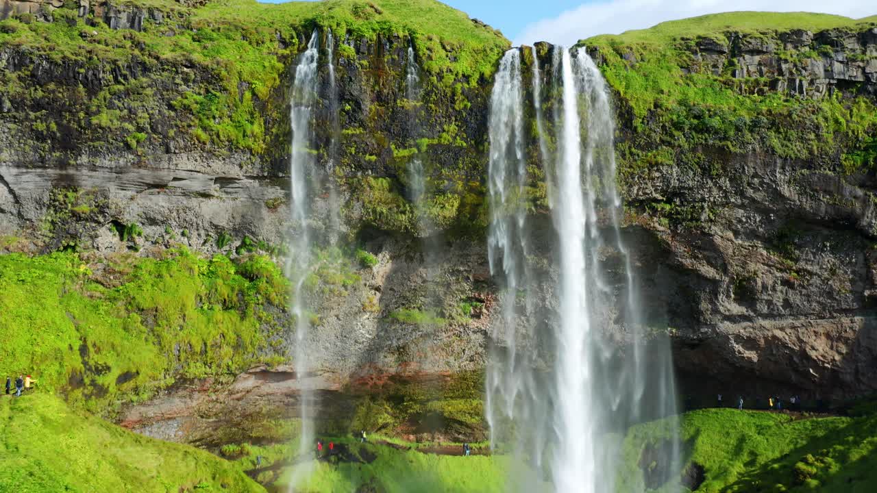 paisaje pintoresco de la cascada seljalandsfoss que fluye en el acantilado en verano