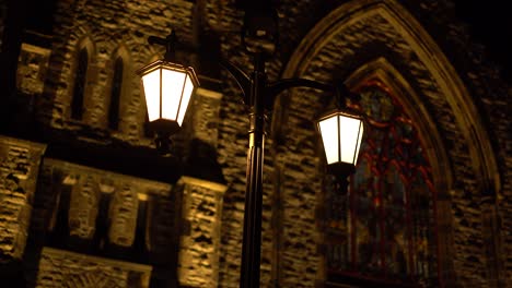Toma-Exterior-Nocturna-De-Un-Poste-De-Luz-Exterior-Estilo-Candelabro-Frente-A-La-Hermosa-E-Histórica-Catedral-De-La-Iglesia-De-Cristo-En-Sparks-Street-En-Ottawa,-Ontario,-Canadá