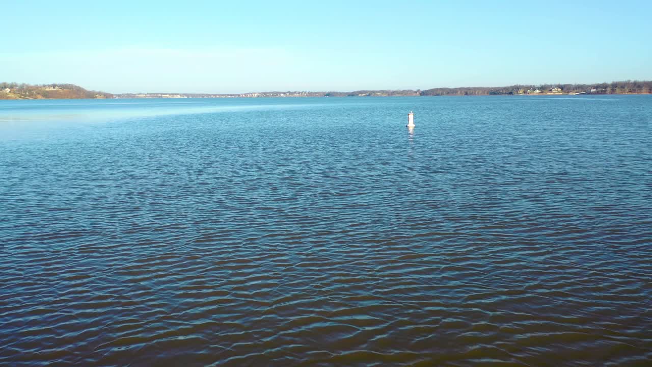 부표 부동을 향해 호수 물 위로 낮은 공중 비행