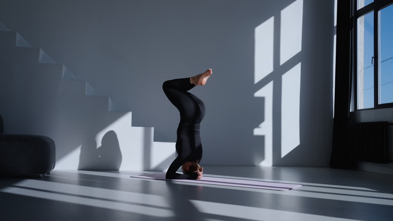 집에서 요가 역전을 하는 여자