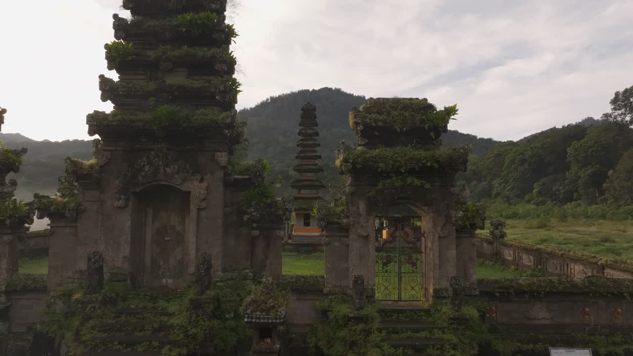 Morgengryets skær oplyser Pura Ulun Danu Tamblingan ved den fredfyldte Tamblingan-sø, Indonesien.