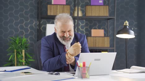 Tired-businessman-with-sore-wrists.