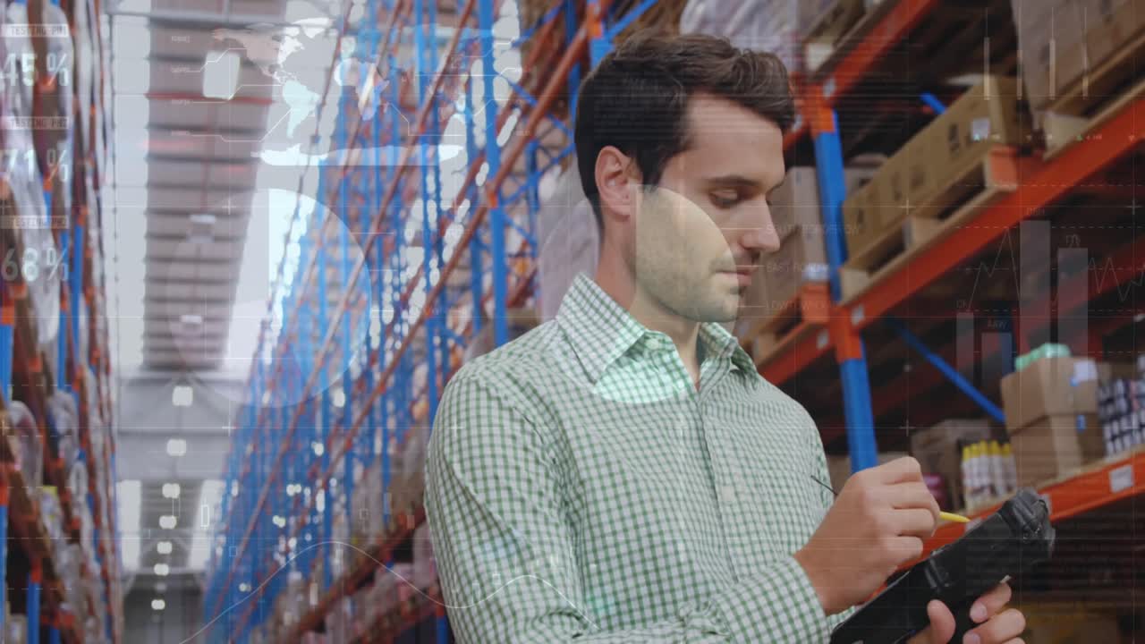 animación del procesamiento de datos sobre el hombre que trabaja en el almacén