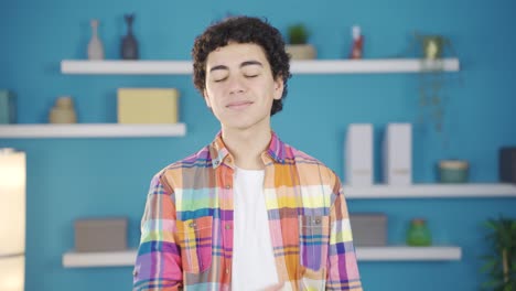 un joven motivado y enérgico.