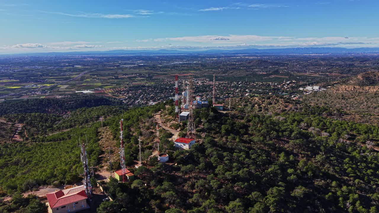 Torri di comunicazione su una collina in Spagna durante le ore diurne