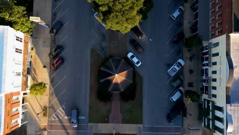 Un-Dron-Disparó-Directamente-Hacia-Abajo-En-Eufaula,-Alabama,-Rastreando-Una-Calle-Ancha-A-última-Hora-De-La-Tarde.