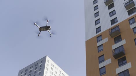 avión no tripulado volando sobre edificios de la ciudad