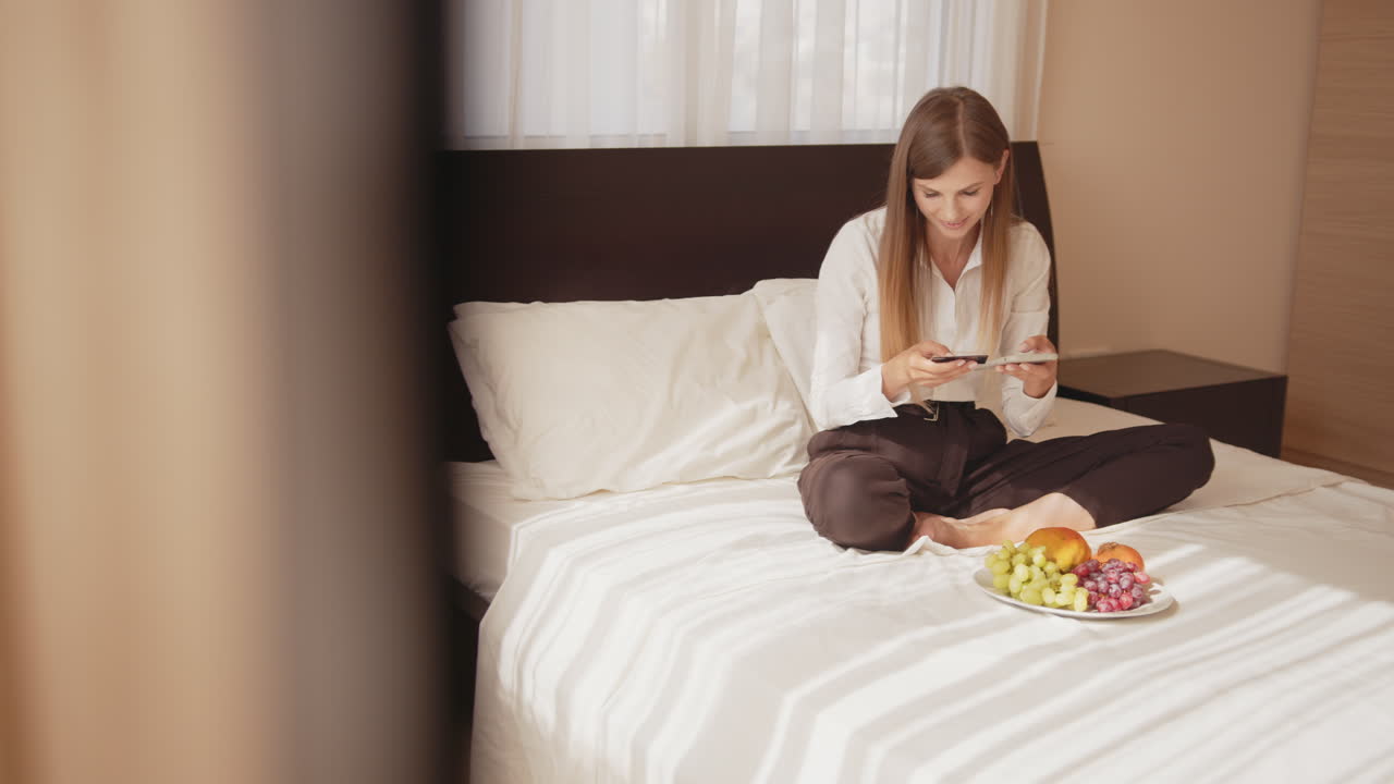 호텔 방 에서 전화 를 사용하는 여자