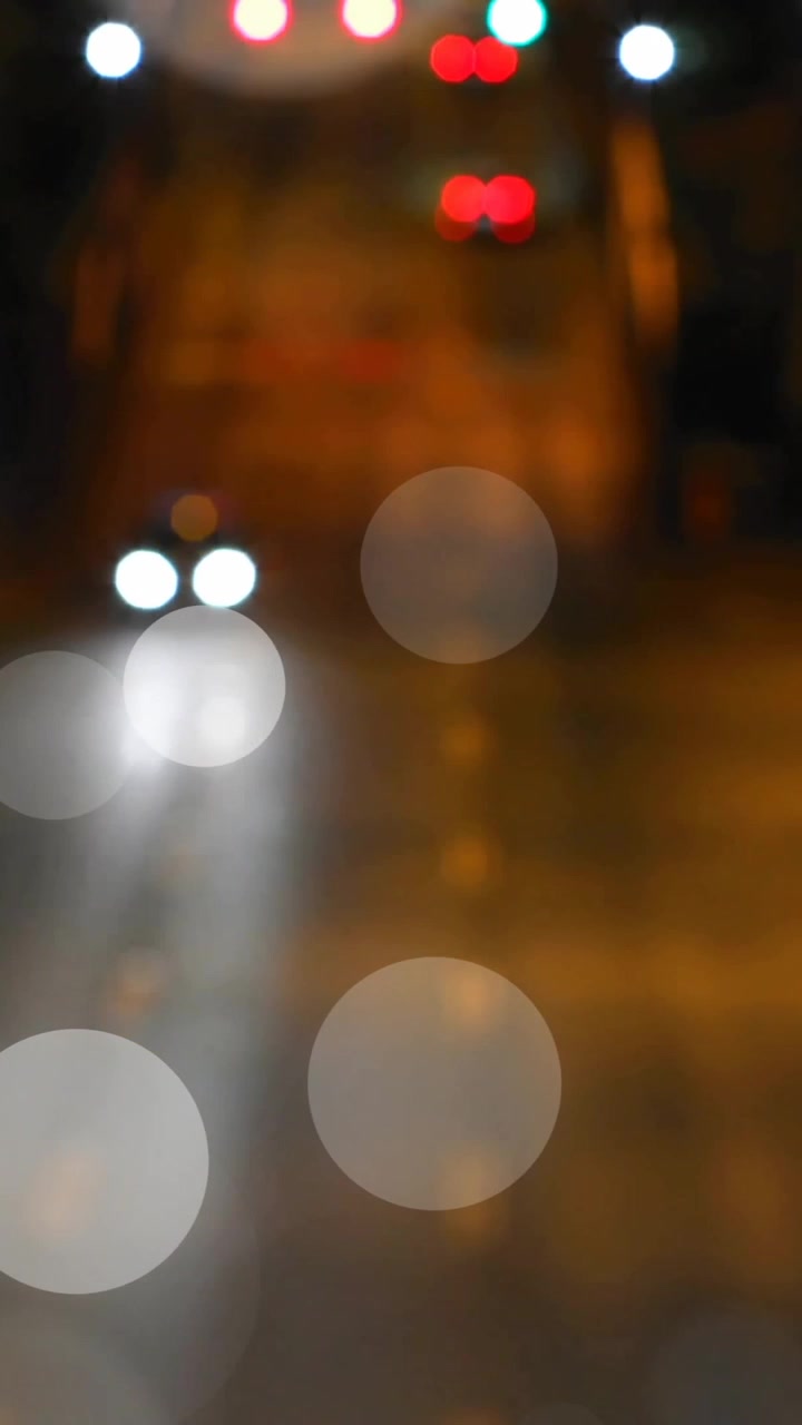 Animazione di luci bokeh su scena stradale notturna sfocata con semafori