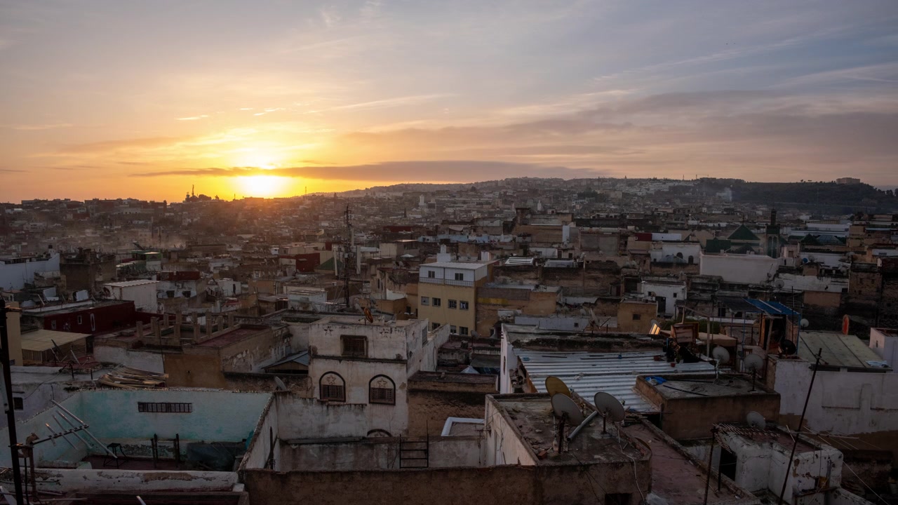 Questo video è una ripresa in time-lapse da un punto panoramico elevato nella città di Fez, in Marocco, che si affaccia sull'intera città