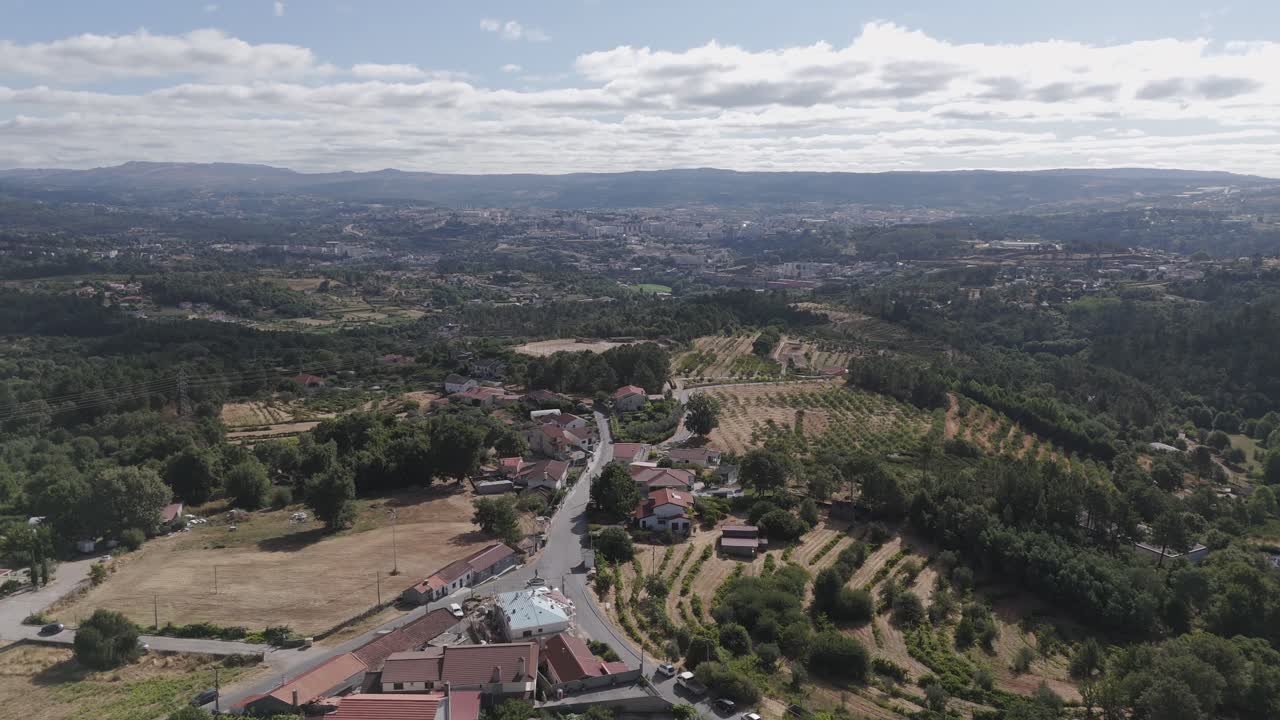 Vista aerea con drone su Vila Real, Portogallo, che mostra terreni agricoli, case e dolci colline verdi
