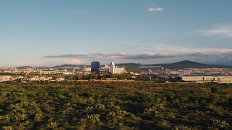 Geschossen-Mit-Drohne-In-Der-Stadt-Querétaro,-Modernität-Und-Natur