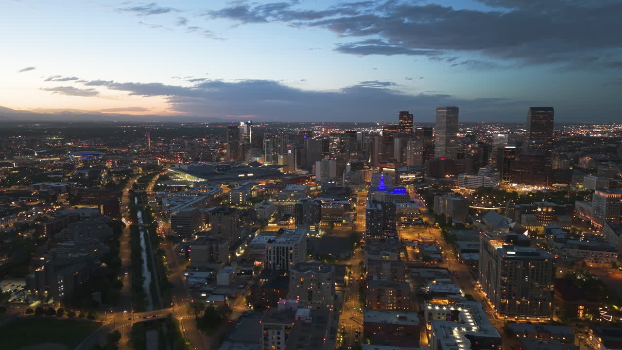 Panoramica con drone della metropoli di Denver, illuminata al crepuscolo in Colorado, USA.
