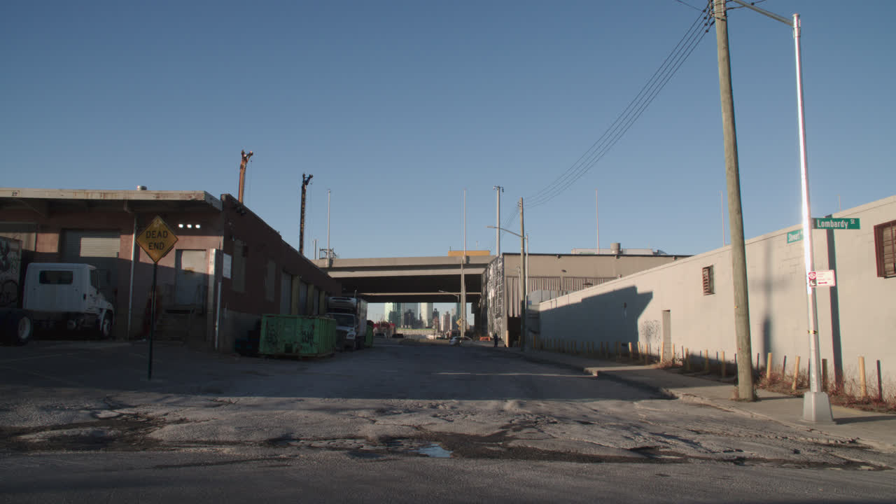 Ripresa a mano di un'area industriale a Greenpoint, Brooklyn. Ripresa effettuata in un giorno d'autunno a New York.