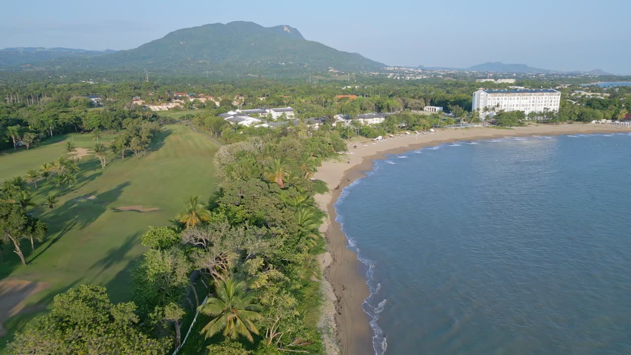 toma aérea de drones de playa dorada, puerto plata, república dominicana