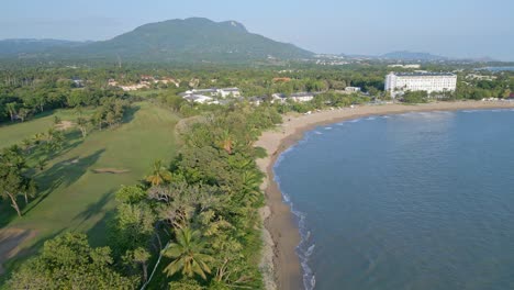 多米尼加共和國普埃爾托普拉塔 (puerto plata) 的普萊亞多拉達 (playa dorada) 的無人機拍攝