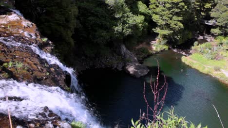 Gran-Toma-Sobre-La-Parte-Superior-De-Una-Cascada-En-Nueva-Zelanda