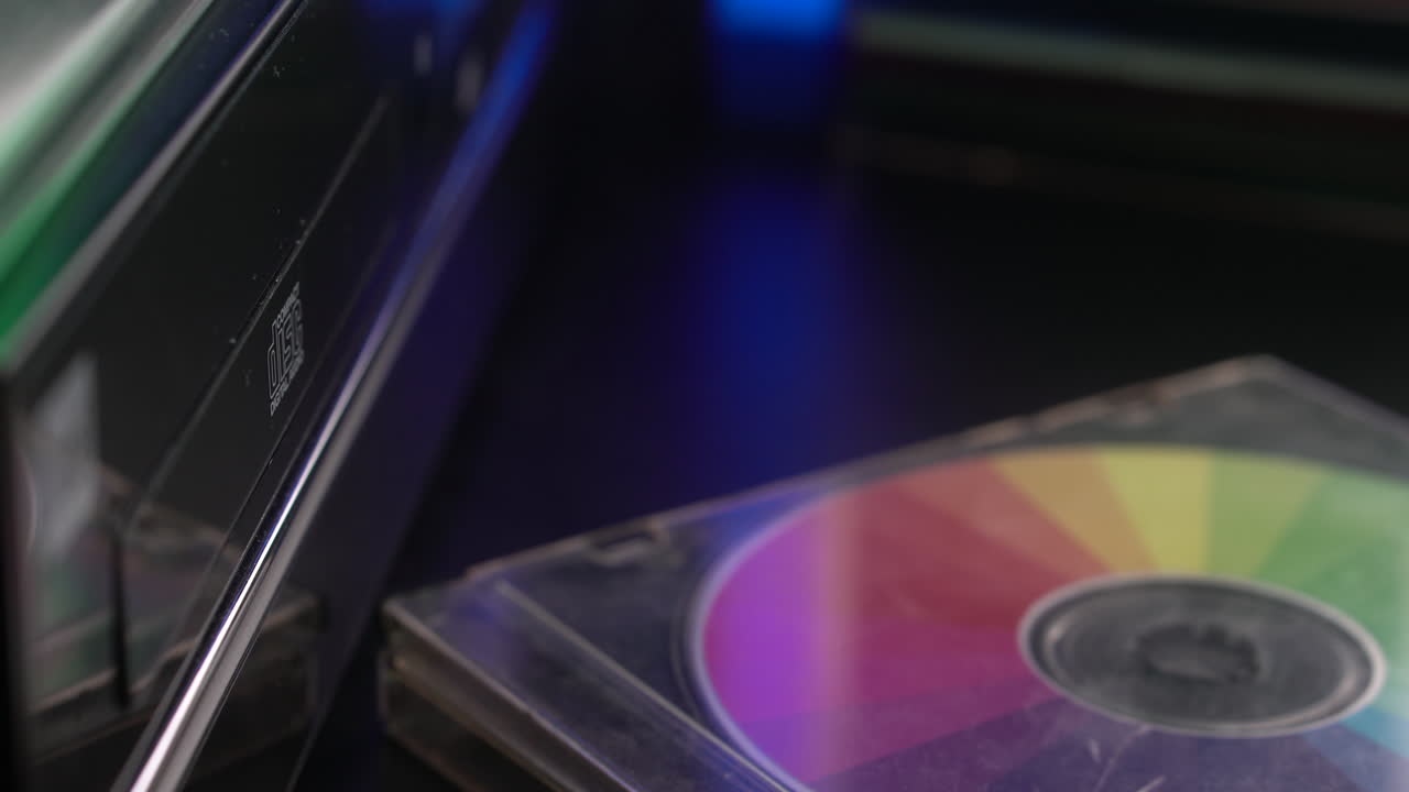 Bytte av CD i skuffen på CD-spilleren, spille musikk på gammelt audiosystem, nærbilde