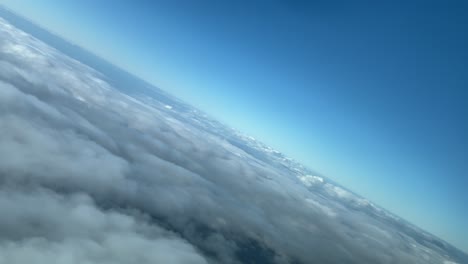 volando sobre las nubes en una inclinación de 45 grados durante un giro a la izquierda