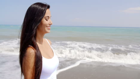 Mujer-Morena-En-La-Playa-Sonriendo-Sobre-El-Hombro