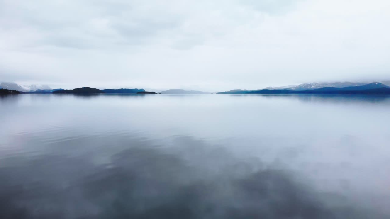 평온 한 파타고니아 호수 의 공중 전망, 겨울 의  ⁇ 빛 에 반 ⁇ 이는 투명 한 물, 눈 에  ⁇ 인 산봉우리 의 웅장 함 에  ⁇ 싸인