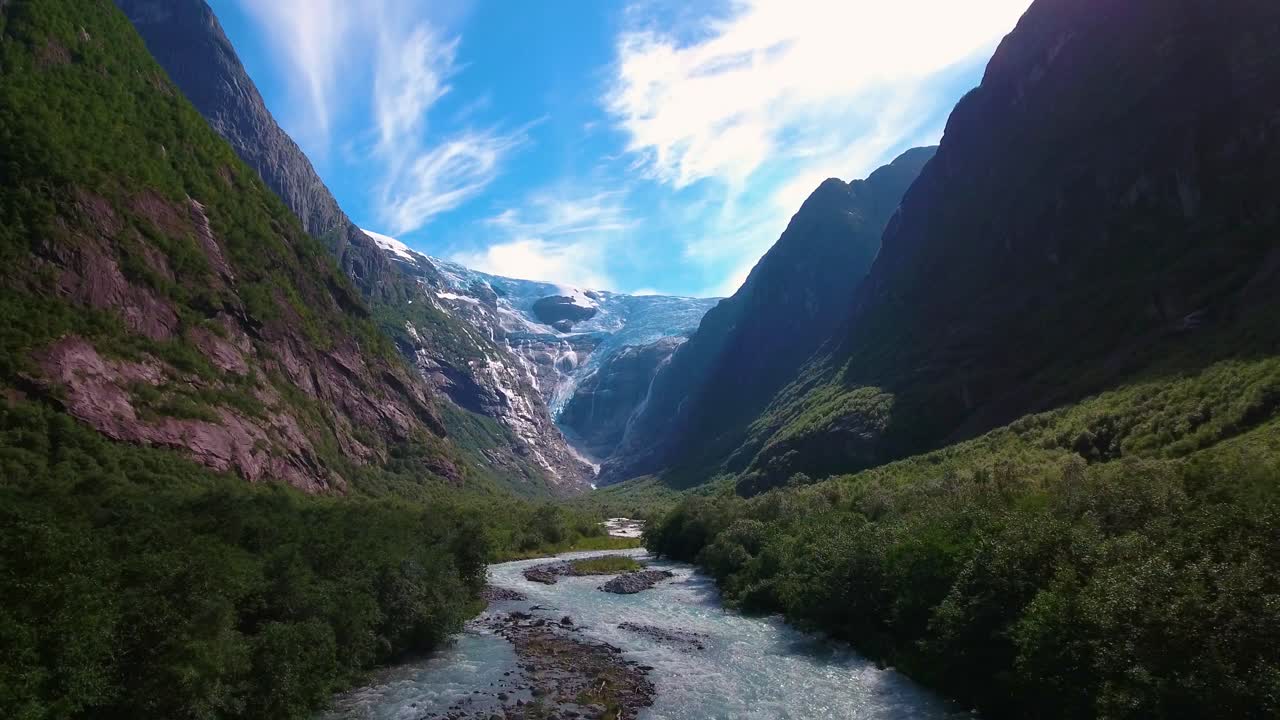 la hermosa naturaleza noruega del glaciar kjenndalsbreen.