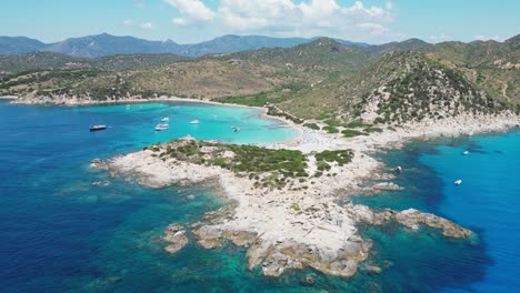 Playa-Punta-Molentis-En-Villasimius,-Cerdeña---Península-Y-Bahía-Azul-Turquesa---Pedestal-Aéreo-4k-Arriba